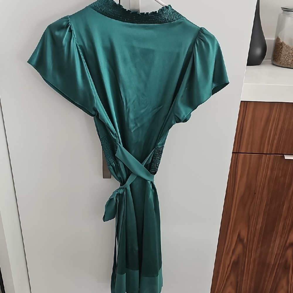 BCBGMaxAzria Green Midi Sundress with Plunge Neckline and Flutter Sleeves - Picture 3 of 3